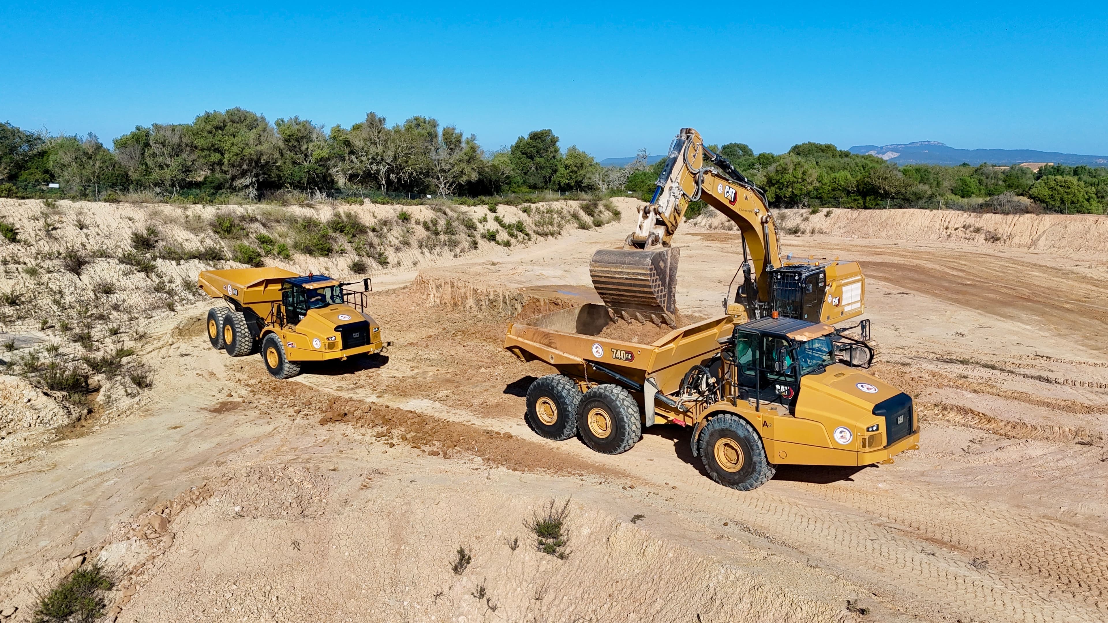 DOSMAS GRUP incorpora dos nuevos Lagartos CAT 740 para reforzar su capacidad en movimiento de tierras 1