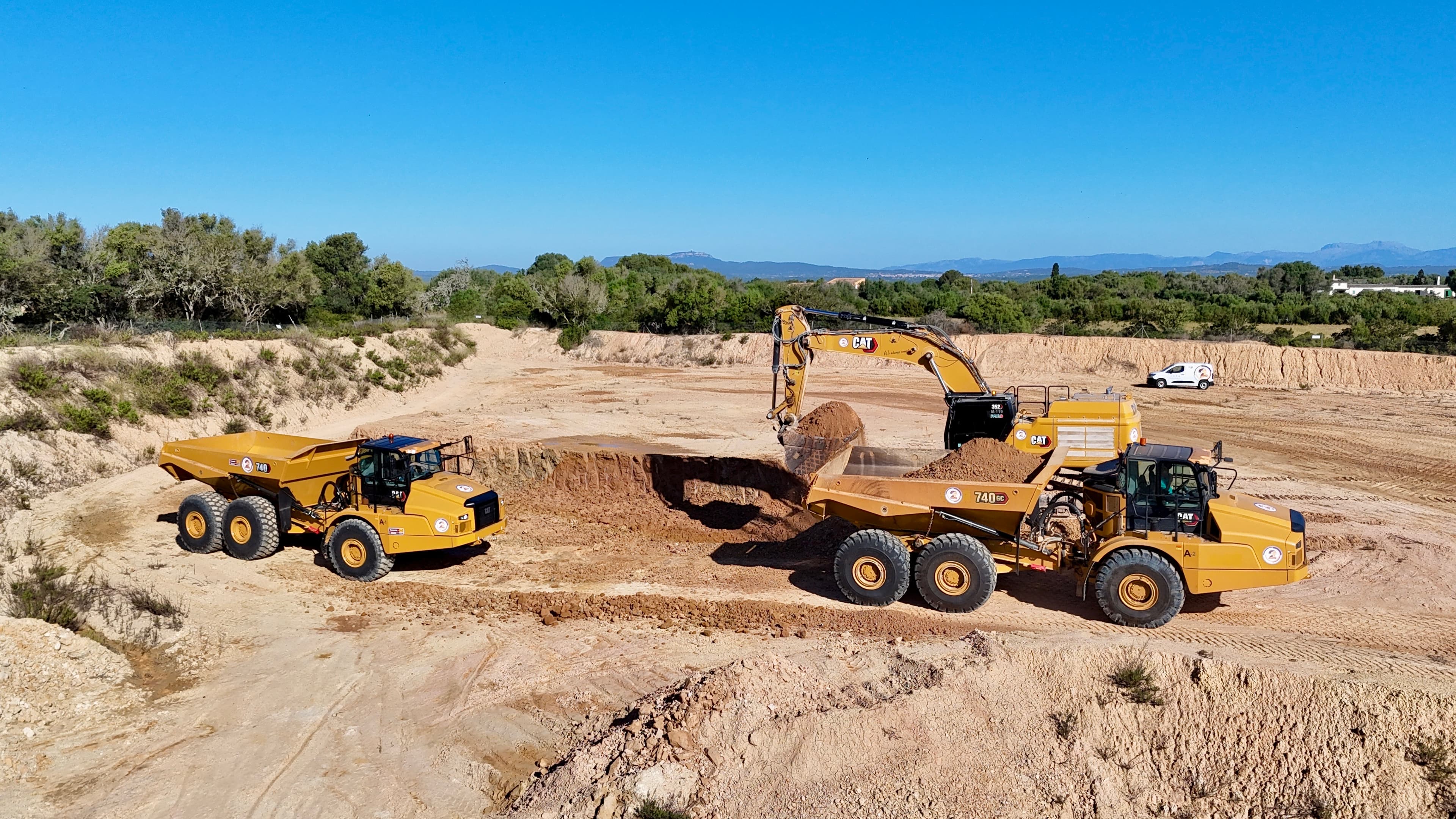 DOSMAS GRUP incorpora dos nuevos Lagartos CAT 740 para reforzar su capacidad en movimiento de tierras 2