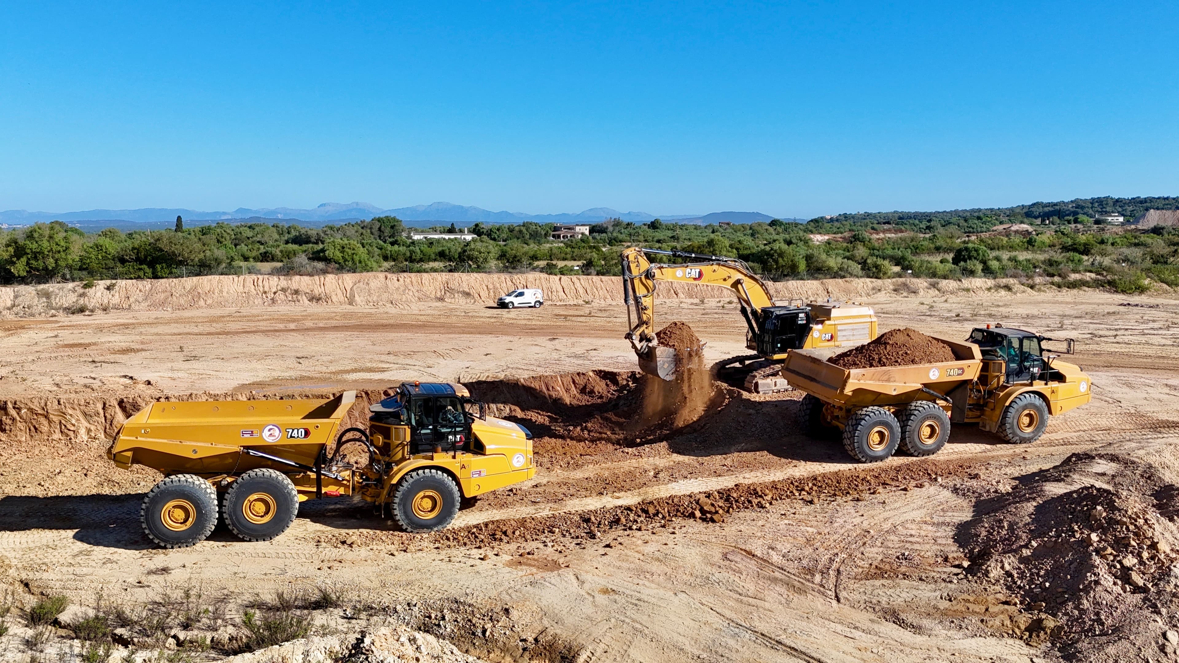 DOSMAS GRUP incorpora dos nuevos Lagartos CAT 740 para reforzar su capacidad en movimiento de tierras 3